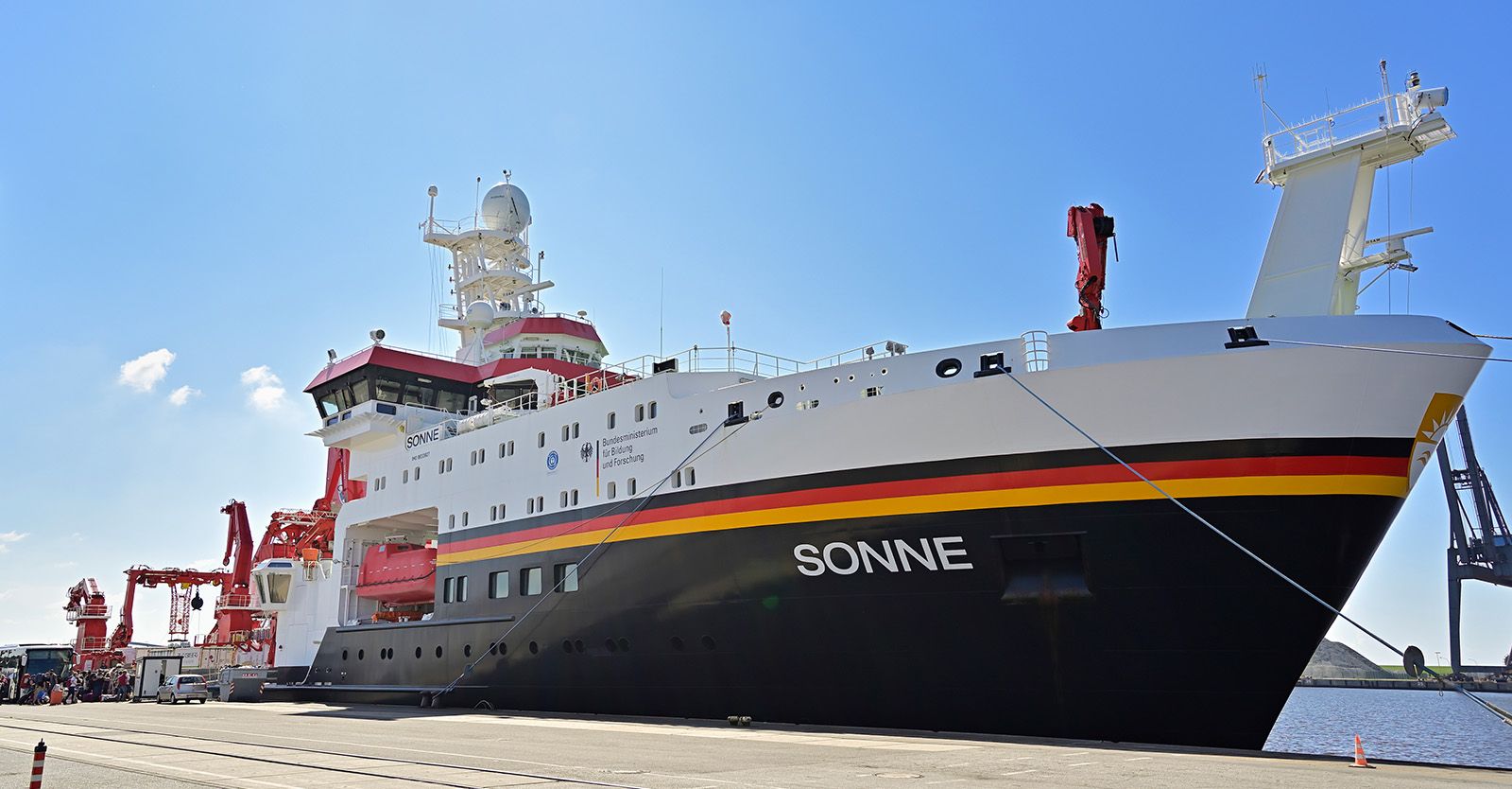 Das Forschungsschiff SONNE im Hafen von Emden.