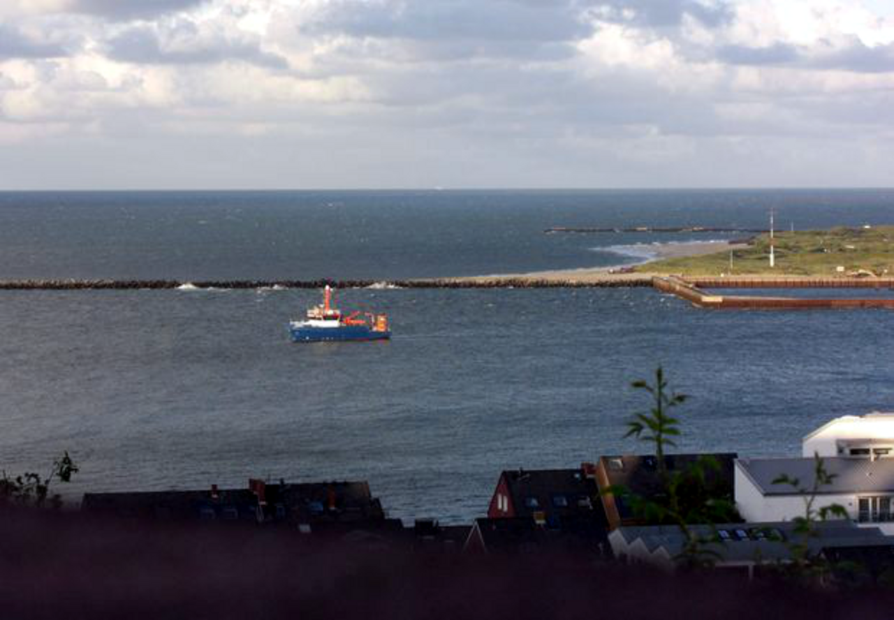 Das Fischereiforschungsschiff "Clupea" vor der Insel Helgoland