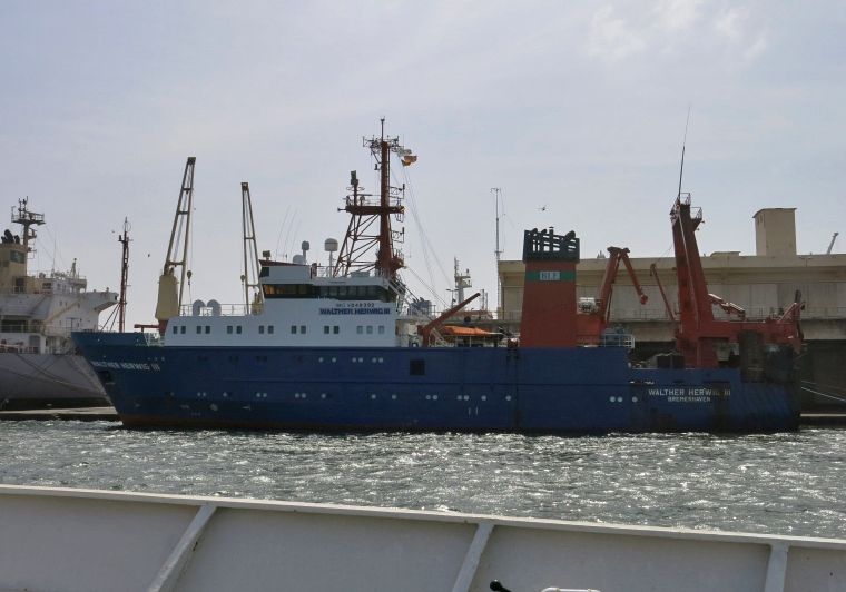 Blick auf die Walther Herwig III im Hafen von Dakar.