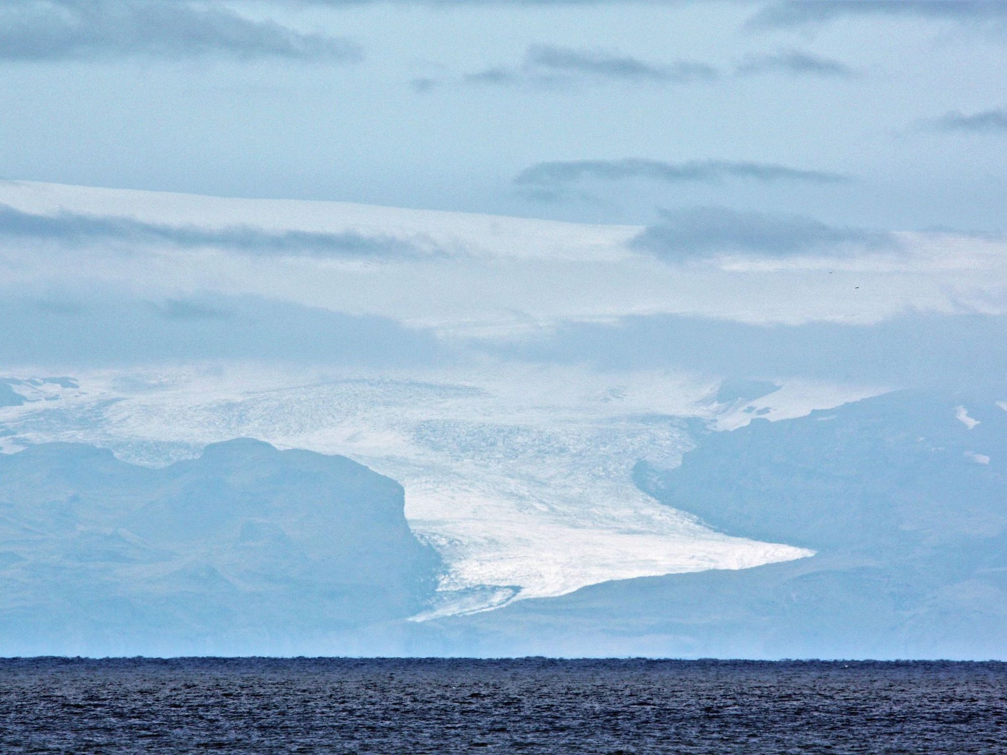 Mächtiger Gletscher an der Küste von Island, gesehen von See aus. 