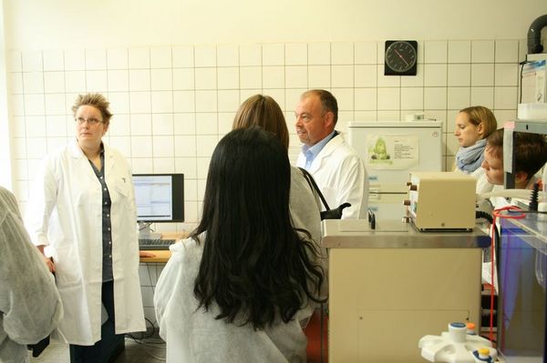 Eine Menschengruppe in einem Labor