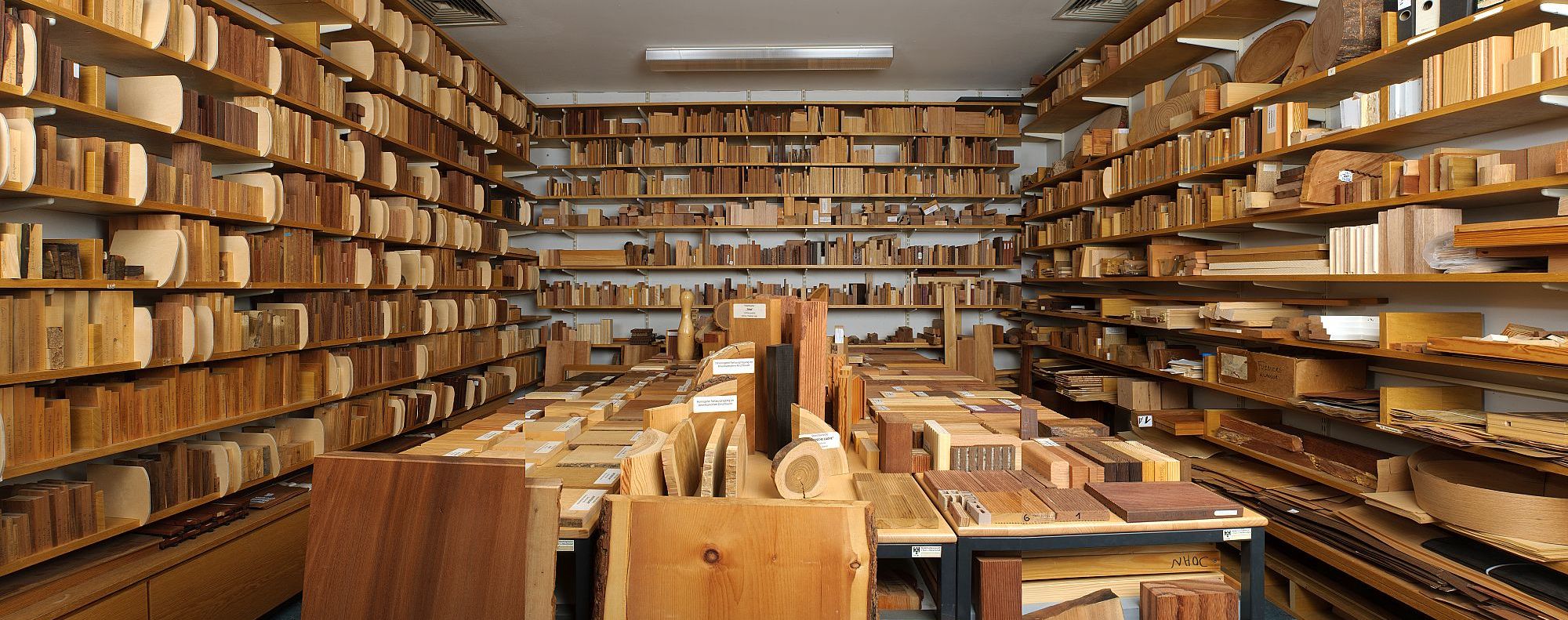 Ein Raum mit verschiedensten Holzmustern in Regalen und auf Tischen
