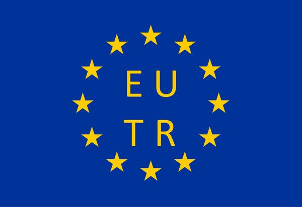 Eine EU-Flagge mit den Buchstaben EUTR im Sternenkreis