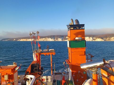 Der Schornstein vom Forschungsschiff Clupea im Hintergrund Meer und die Kreidefelsen von Rügen