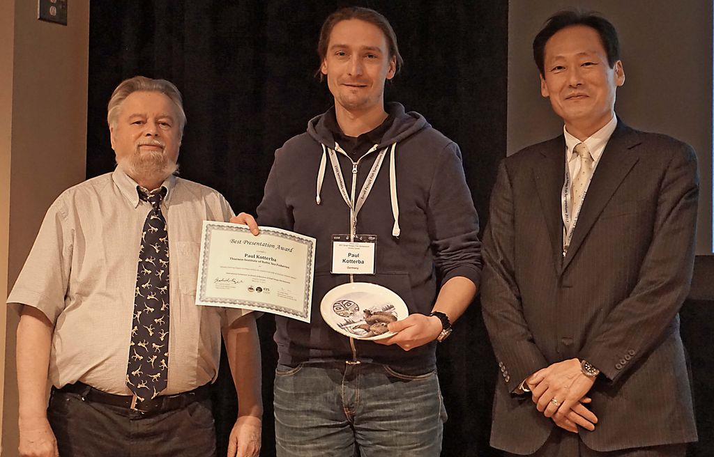 Paul Kotterba nimmt den "best presentation award" für seinen Vortrag auf dem ICES-PICES International Symposium on Drivers of Dynamics of Small Pelagic Fish Resources in Kanada entgegen.