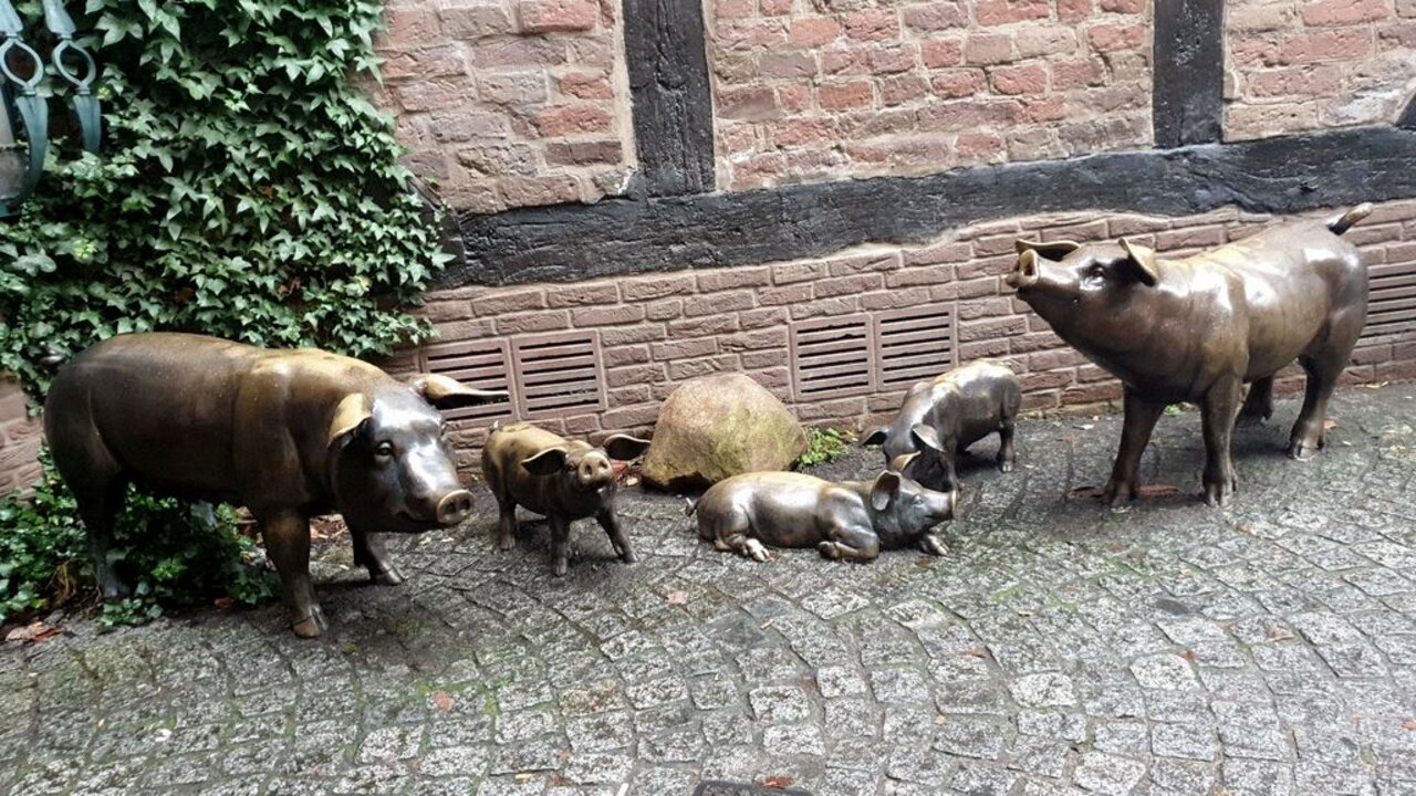 Schweinefamilie in Bronze