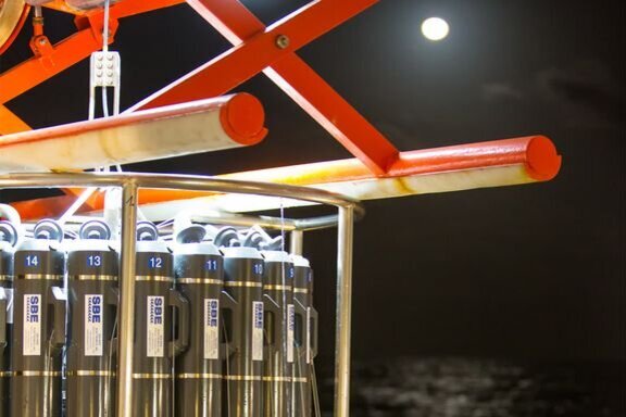 Die CTD-Schöpferrosette wird nachts zu Wasser gelassen.