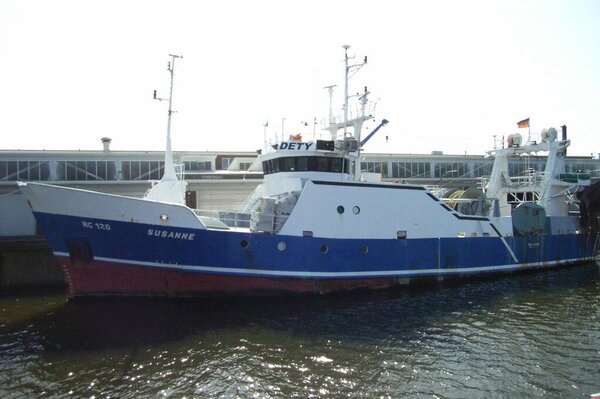 Spezialisiert auf Fischarten wie Dorsch und Seelachs: Grundschleppnetzkutter Susanne. Grundschleppnetzkutter Susanne.