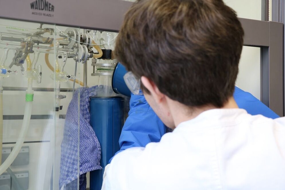 Präparative Chemie Auffüllen der Kühlfalle Präparative Chemie Auffüllen der Kühlfalle