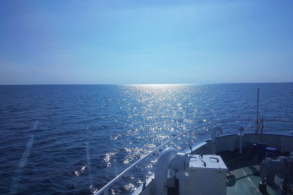 Schiffsbug auf dem Meer