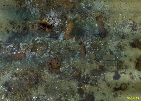 Metallteile von Minen und Torpedos im Munitionsversenkungsgebiet Kolberger Heide.