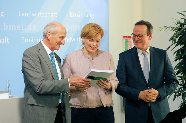 Handover of the final report of the BZE-LW to the German Federal Minister of Agriculture, Julia Klöckner.