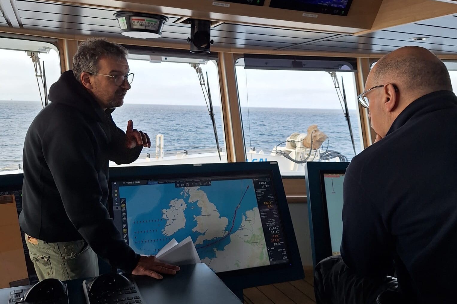 Einsatzplanung: Kapitän mit Fahrtleitung Kapitän und wissenschaftlicher Fahrtleiter im Gespräch