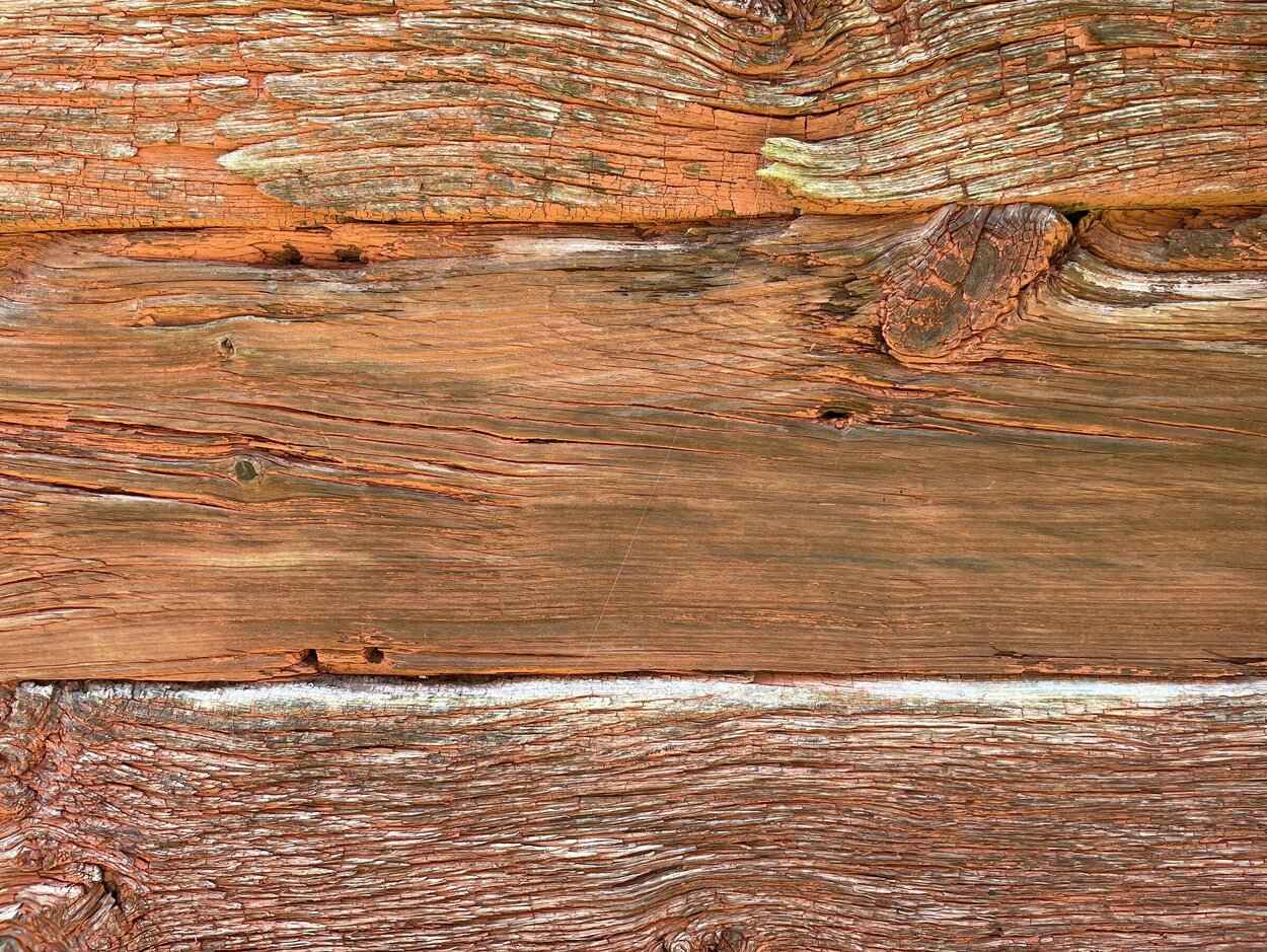 Bild zeigt Holzbretter, die verwittert sind.