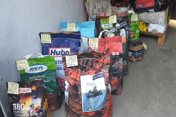 Einige der untersuchten Holzkohle-Gebinde aus europäischen Ländern