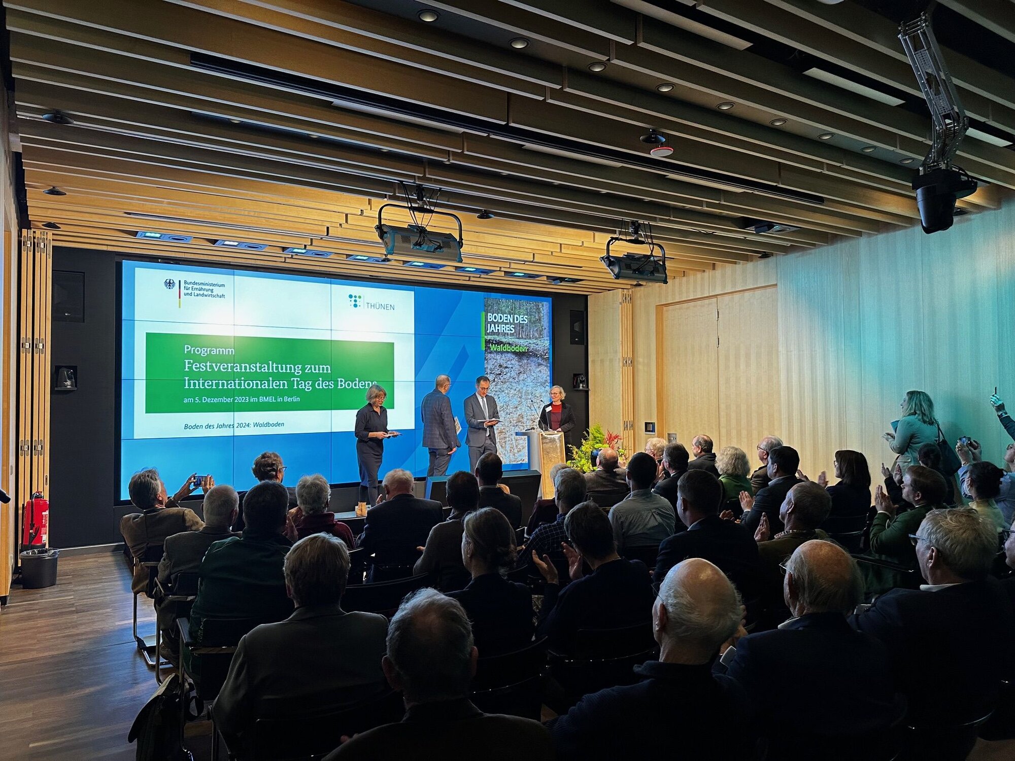 Blick in den gut gefüllten Veranstaltungsraum im BMEL anlässlich der Festveranstaltung zum Boden des Jahres