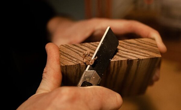 Holzbestimmung im Thünen-Kompetenzzentrum Holzherkünfte: Mit einem Messer wird ein Stück Holz frisch angeschnitten, um die Fasern und Gefäße genauer zu untersuchen.