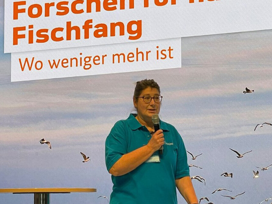 Kristina Barz auf der Bühne in der BMEL-Halle.