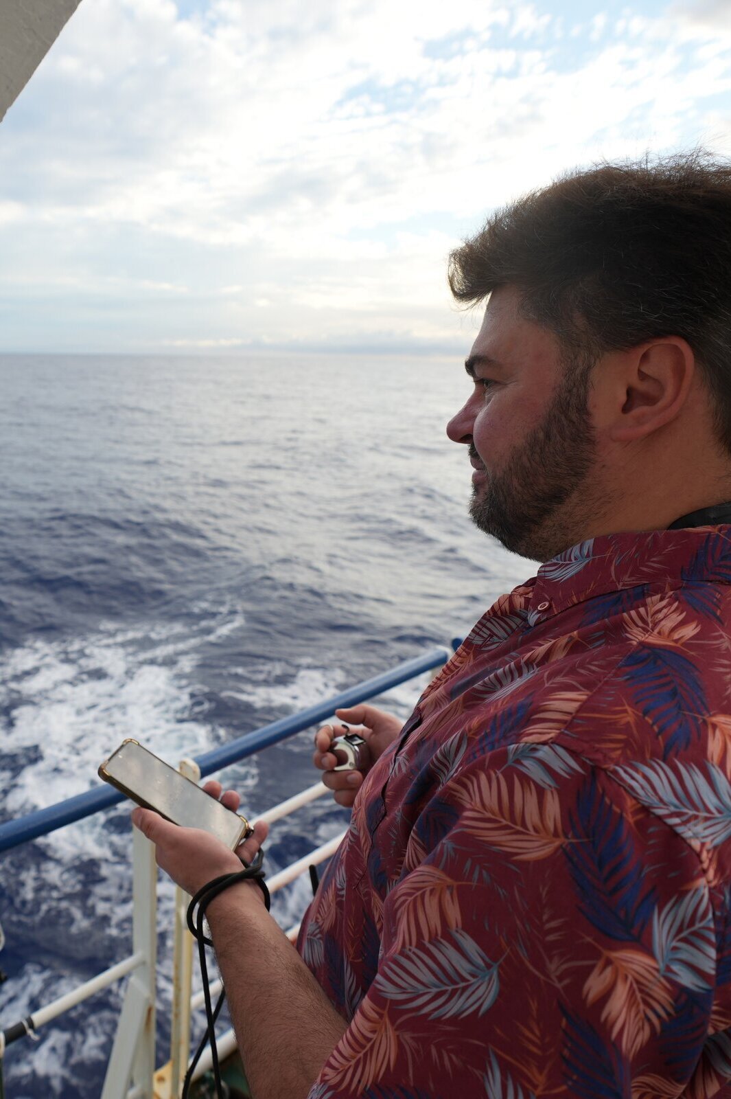 Florian Lüskow beobachtet die Meeresoberfläche und zählt Sichtung der Sargassum-Alge.