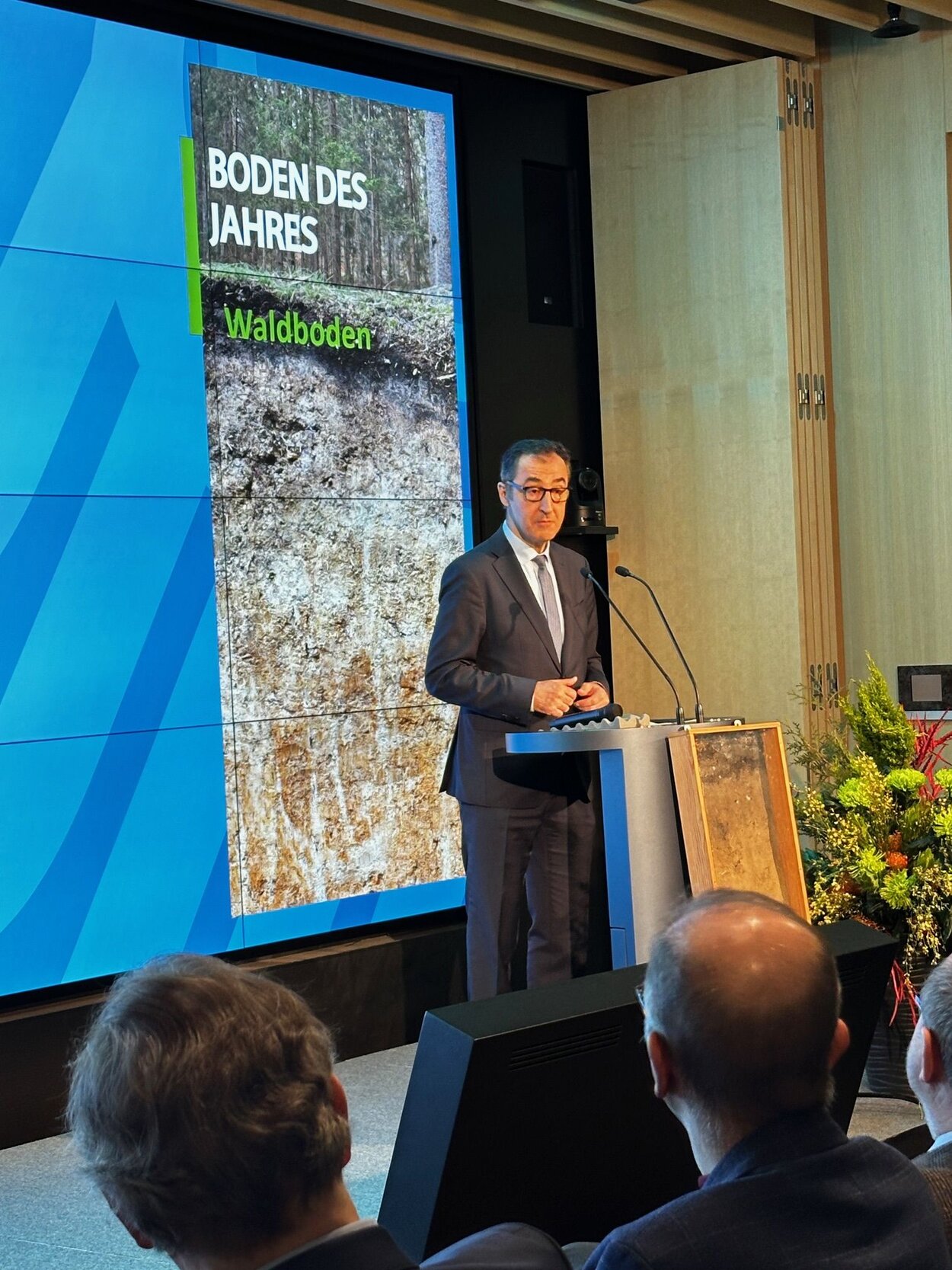 Cem Özdemir hält eine Festrede beim Festakt zum Boden des Jahres 2024 "Waldboden"