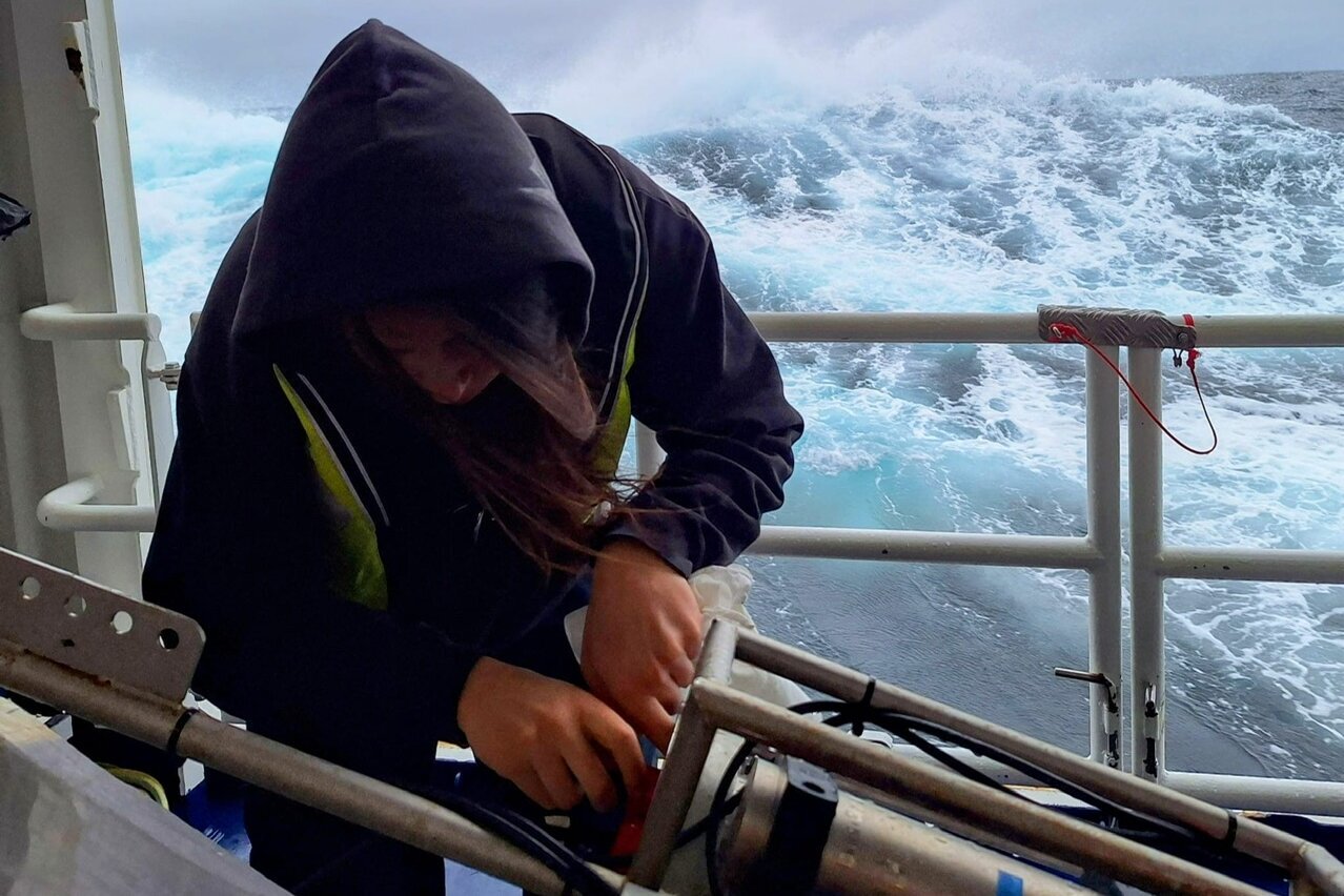 Ausschalten des "Nackthais" nach dem Einsatz "Nackthai" wieder an Bord der Tarajaq. Im Hintergrund hohe Wellen.