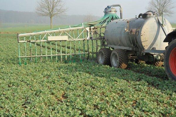 Slurry spreading by drag hose