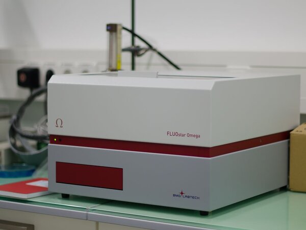 Klicken für eine Vergrösserung Platten-Reader mit Dispensoren