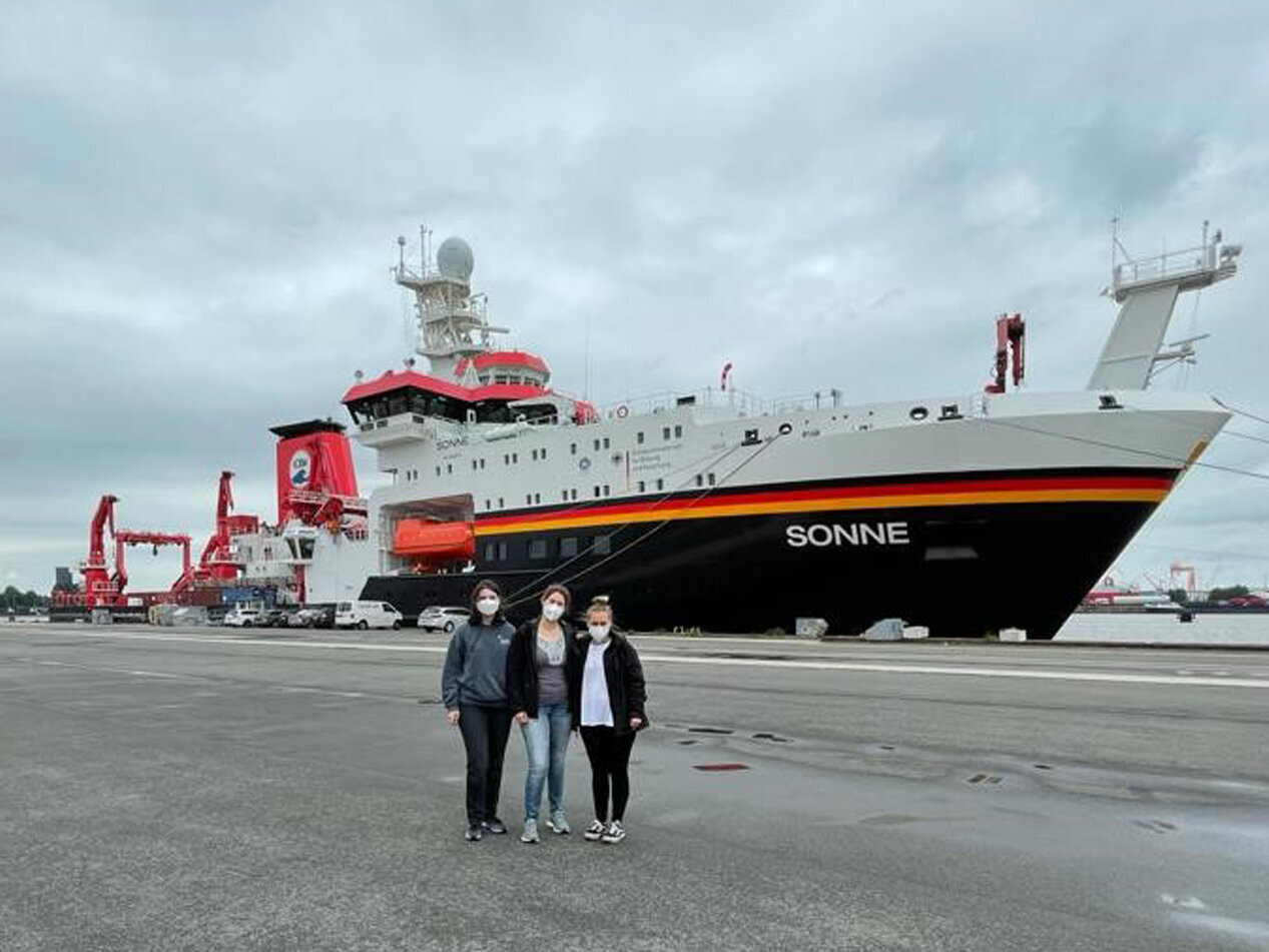 Hello, this is us, the zooplankton group, in front of the research vessel "SONNE", right before the Check-in. Hello, this is us, the zooplankton group, in front of the research vessel "SONNE", right before the Check-in.