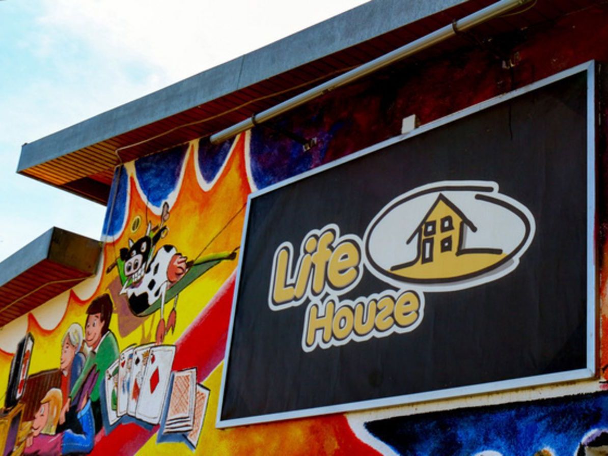 Die Abbildung zeigt die Fassade des Life House in Stemwede, mit dem Logo des Hauses und bunter Graffiti an der Wand.ugendarbeit im ländlichen Raum angeboten wird.