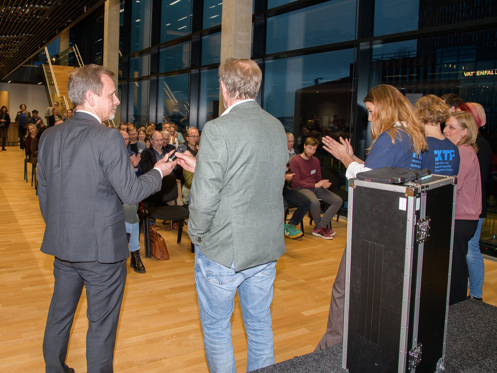 Guests from the professional sector, politics, the civil service, academia, business and civil society attended the reception. A view from behind the stage, past the speaker towards the audience.