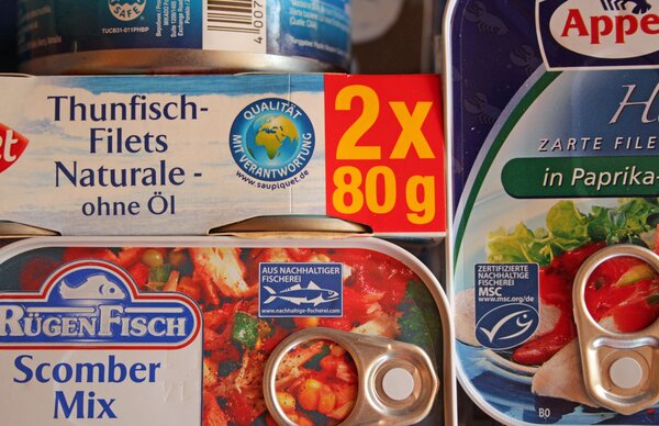 Fischdosen mit Thunfisch, Makrele und Hering mit verschiedenen Nachhaltigkeitssiegeln
