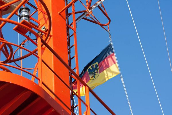 Foto mit deutscher Flagge an Bord eines Schiffes