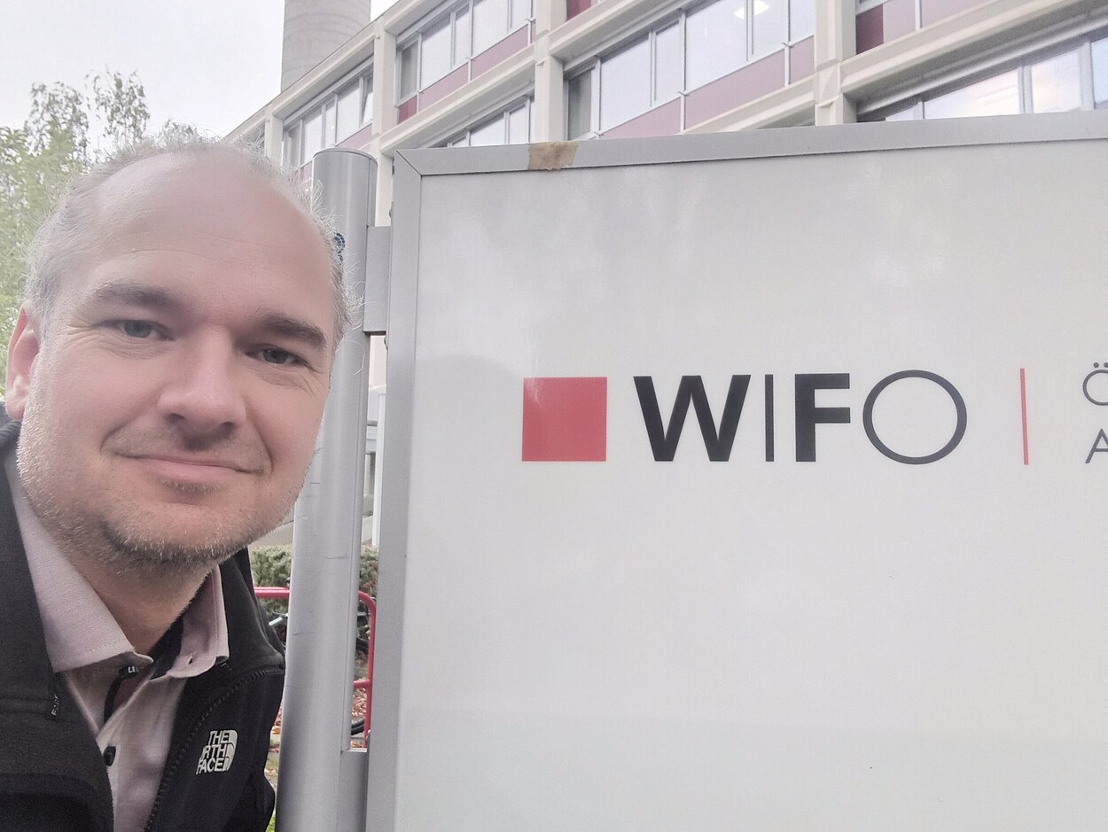 Jan Cornelius Peters vor dem Österreichischen Institut für Wirtschaftsforschung in Wien.