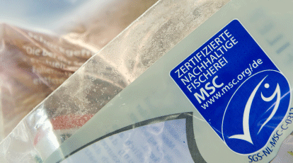 Eine Plastikverpackung von Kabeljau-Fiilet mit einem MSC-Siegel