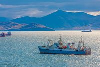 Fischtrawler vor der russischen Halbinsel Kamtschatka