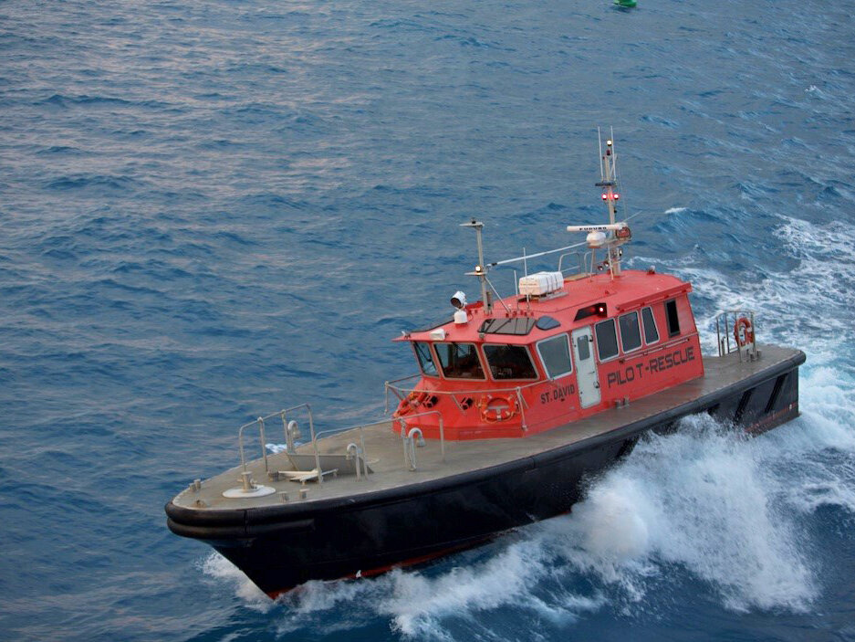 Das Lotsenboot rauscht heran, um den Piloten aufzunehmen.