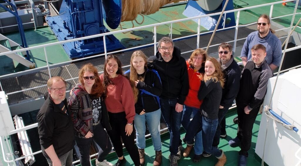 Die wissenschaftlichen Fahrtteilnehmer stehen an Deck