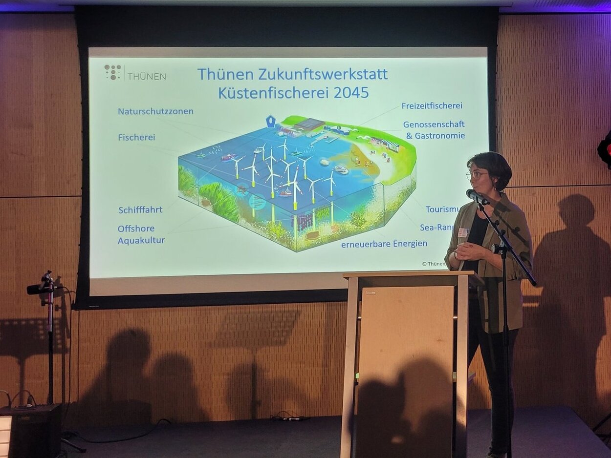 Dr. Fanny Barz steht auf dem Podium.