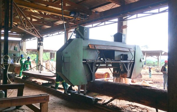 Afrikanische Sägemühle mit mehreren Personen