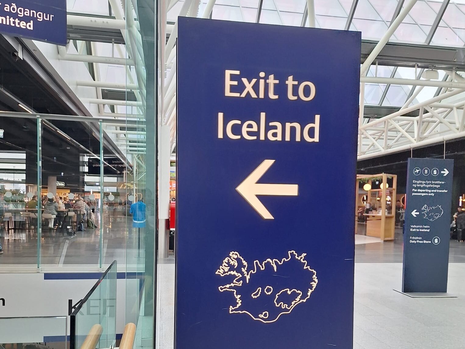 Blaues Schild mit der Aufschrift "Exit to Iceland".