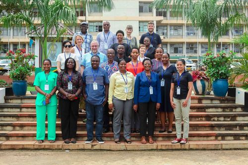 Auf dem Bild ist eine Gruppe von rund 20 Projektmitgliedern zu sehen, die vor dem Hauptgebäude der Sokoine University of Agriculture in Morogoro, Tansania, stehen.  