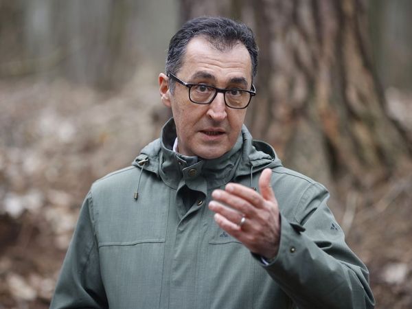 Portrait Cem Özdemir im Wald