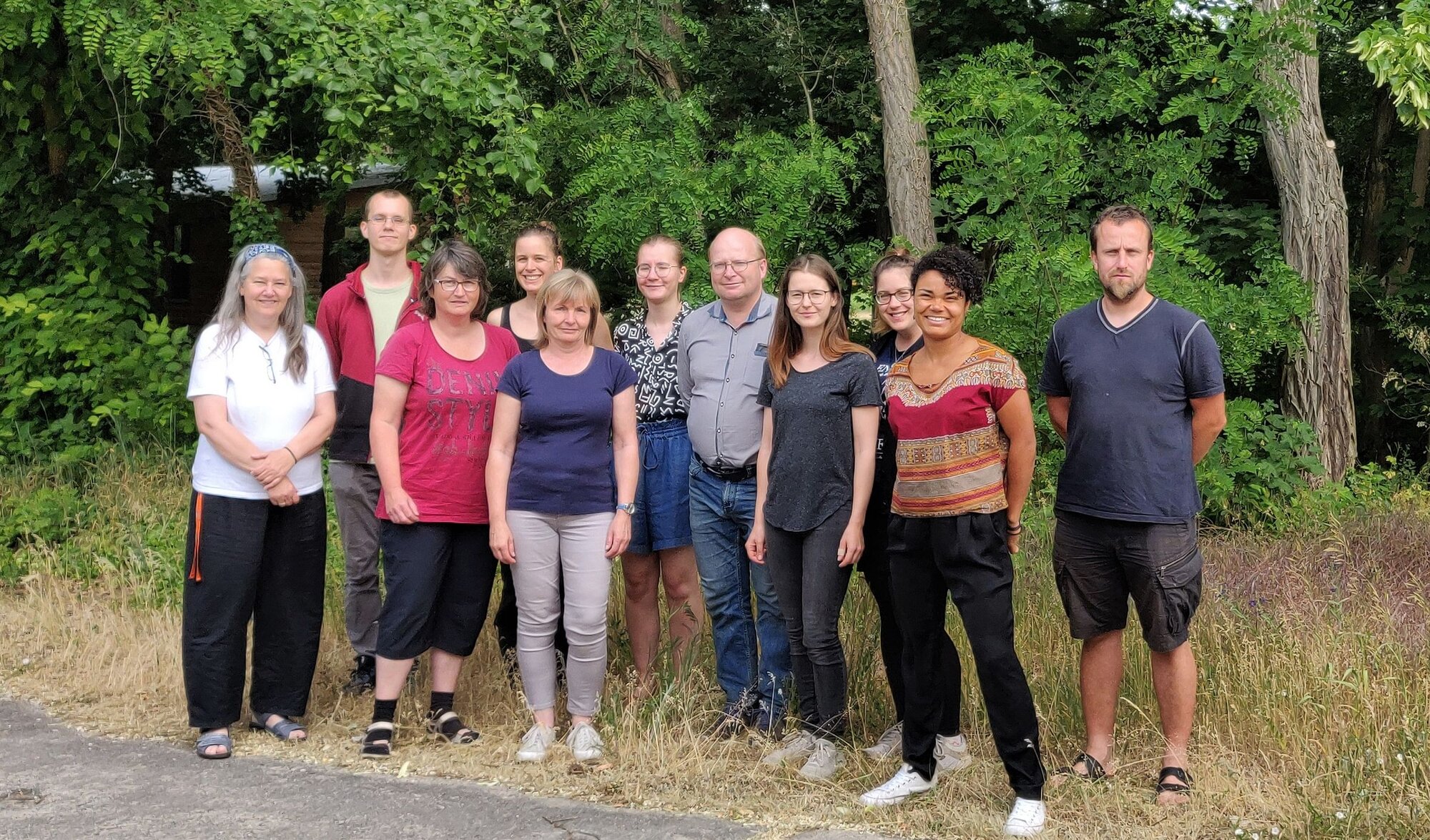 Auf dem Bild ist die Gruppe der Mitarbeitenden des Arbeitsbereichs Resistenzforschung draußen vor Bäumen zu sehen. Bildbeschreibung Ende. 