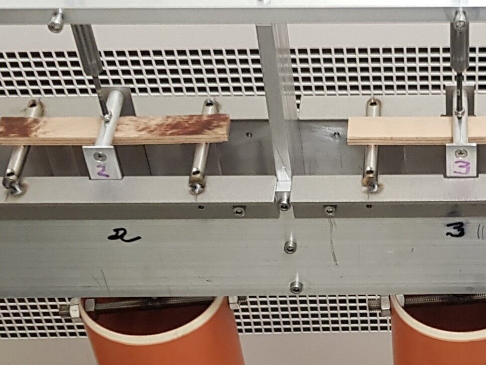 Langzeit-3-Punkt-Biegeprüfung eines FSH-Prüfkörpers im Versuchsstand-Prototyp Darstellung einer Versuchseinrichtung