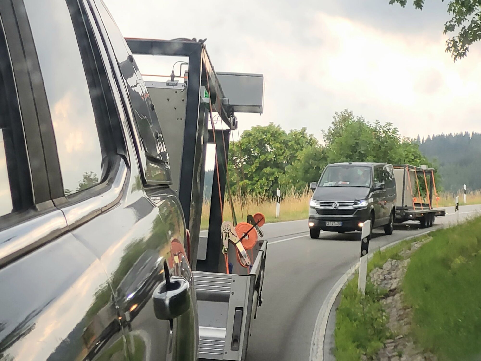 Ein Haubensystem wird von einem Autoanhänger auf der Bundesstrasse transportiert. 