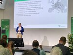 Katharina Liepe vom Thünen-Institut für Forstgenetik hält einen Vortrag zu Wuchsleistung und Qualität von 100 Buchenherkünften aus ganz Europa.
