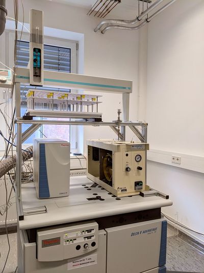 Isotopenverhältnis-Massenspektrometer (Thermo Fisher Scientific Delta V Advantage) mit GC-Box, Conflo IV und PAL Autosampler.