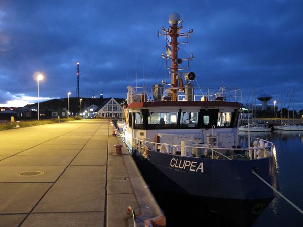 Die Clupea nachts im Hafen von Helgoland