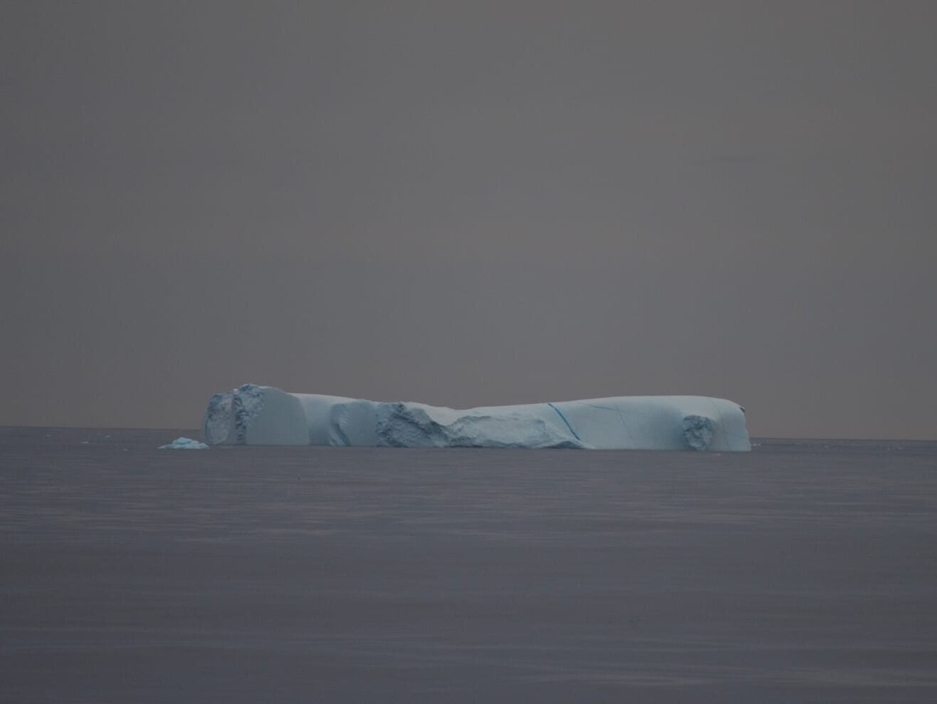 Ein weiterer Eisberg treibt auf dem Meer.