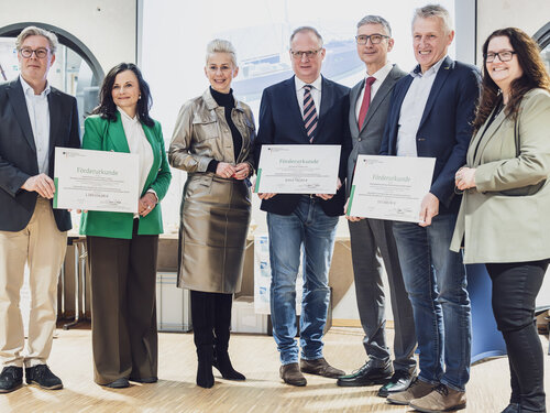 [Translate to English:] Freuten sich über den positiven Bescheid kurz vor den Feiertagen (v.l.): Dr. Gerd Kraus, Direktor des Thünen Instituts für Seefischerei, Gitta Connemann, CDU-Bundestagsabgeordnete und Parlamentarische Staatssekretärin im Bundesministerium für Wirtschaft und Energie, Silvia Breher, CDU-Bundestagsabgeordnete und Parlamentarische Staatssekretärin im Bundesministerium für Landwirtschaft, Ernährung und Heimat, Prof. Dr. Jann Strybny, Hochschule Emden/Leer, Prof. Dr. Marco Rimkus, Präsident der Hochschule Emden/Leer, Peter Südbeck, Leiter der Nationalparkverwaltung Niedersächsisches Wattenmeer und Anja Troff-Schaffarzyk, SPD-Bundestagsabgeordnete und Mitglied des Ausschusses für Landwirtschaft, Ernährung und Heimat.